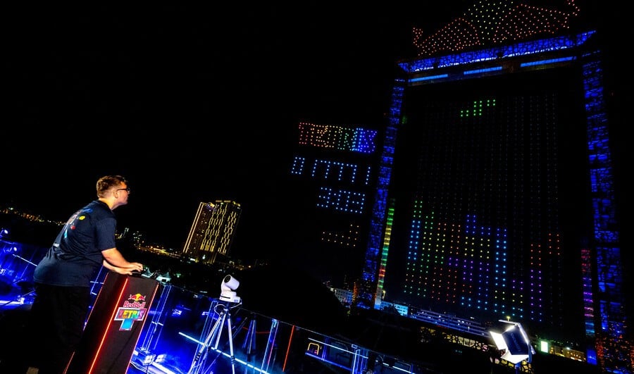 “One Of A Kind” – The Largest Game Of Tetris Has Just Been Played With The Help Of Over 2000 Synchronized Drones
