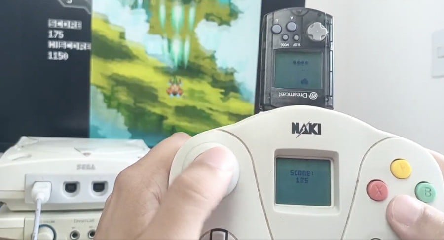 “Someone Finally Did It” – This Homebrew Dreamcast Game Uses Two VMU Displays At Once