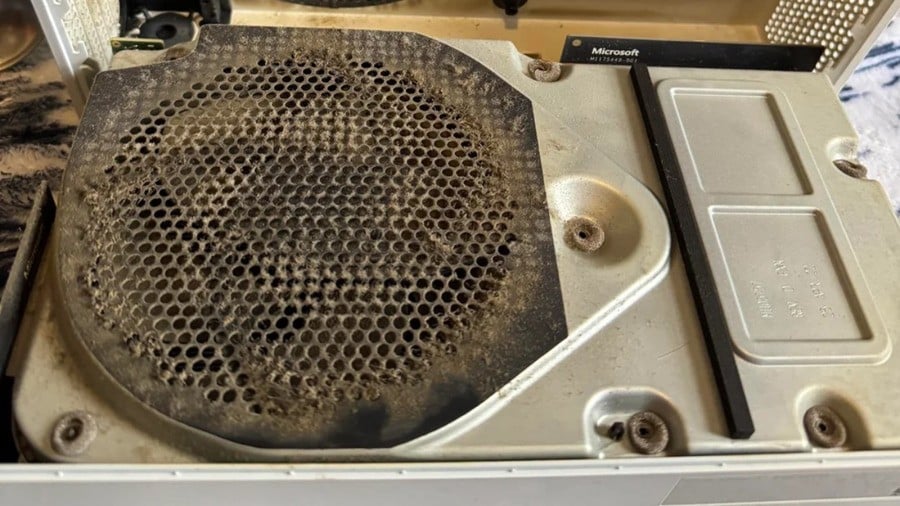 Xbox Series S Owner Shows What Smoking, Dust And Dirt Can Do To Your Console