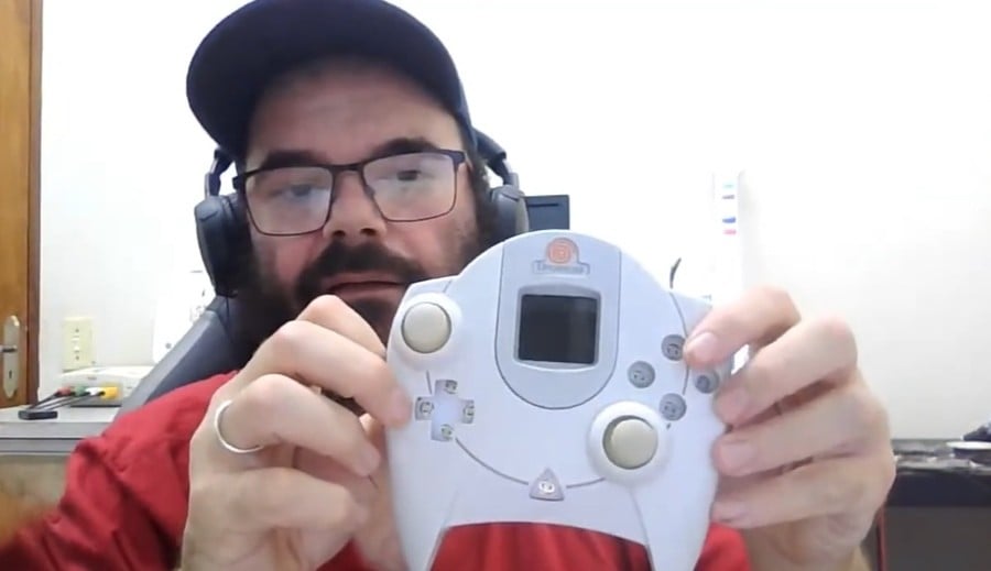 This Dreamcast Controller Fixes One Of The Console’s Biggest Shortcomings